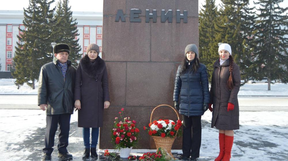Барнаульцы отметили актуальность ленинских идей на торжественном возложении цветов к памятнику вождю