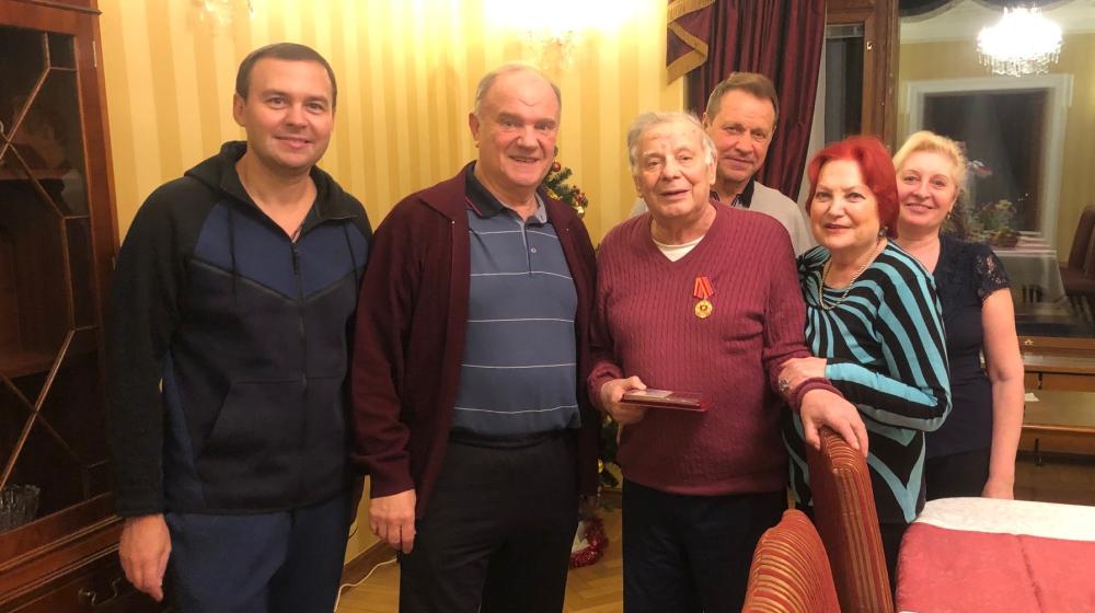 Г.А. Зюганов вручил Ж.И. Алферову Орден ЦК КПРФ в честь 100-летия Ленинского Комсомола