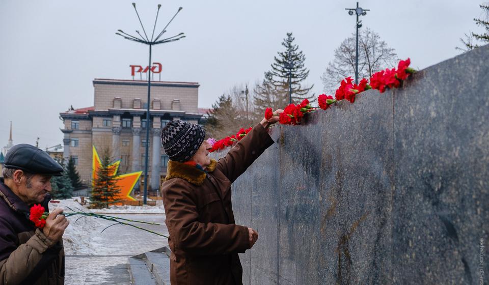 Красноярск. Алые гвоздики – вождю революции