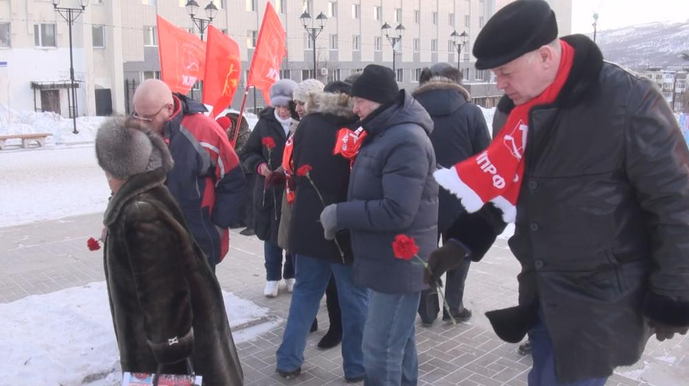 Магаданские коммунисты возложили цветы к памятнику В.И. Ленина 