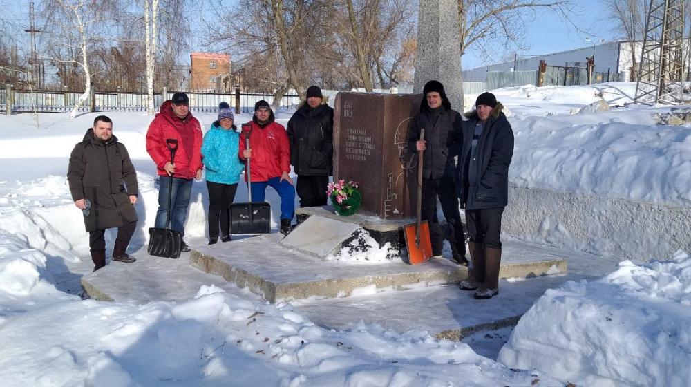 Оренбургская область. Коммунисты очистили от снега памятник воинам Великой Отечественной войны