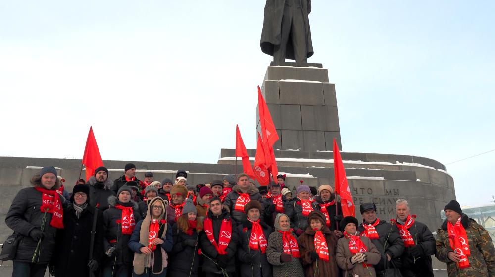 Коммунисты Екатеринбурга возложили цветы к памятнику В.И. Ленину
