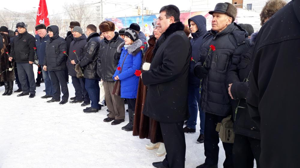 Оренбургская область. Алые гвоздики вождю рабочих и крестьян