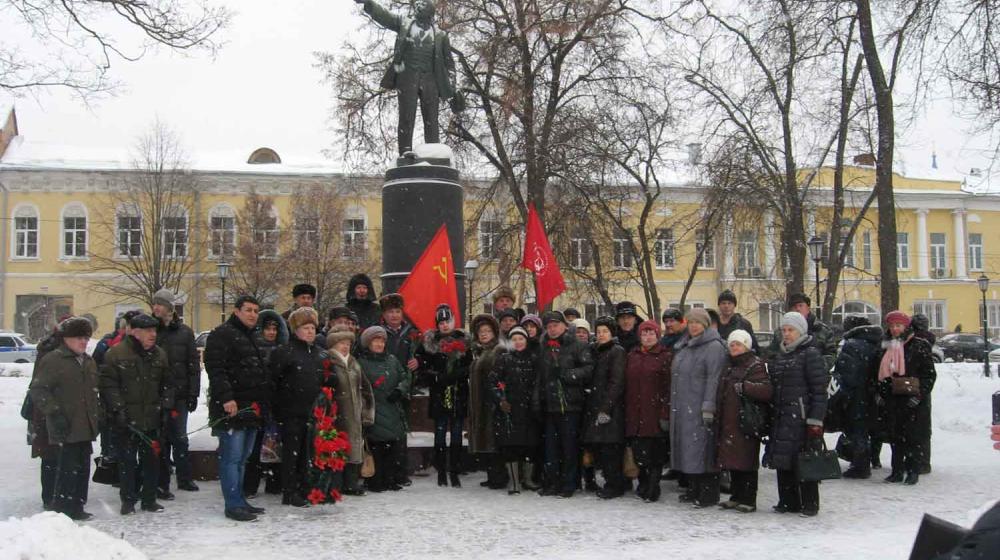 Коммунисты возложили цветы к памятнику В.И.Ленину в Калуге