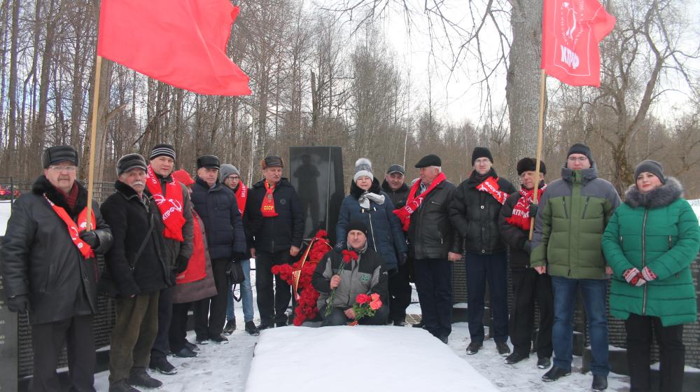Псковская область. Коммунисты почтили память Александра Матросова и провели автопробег по братским захоронениям