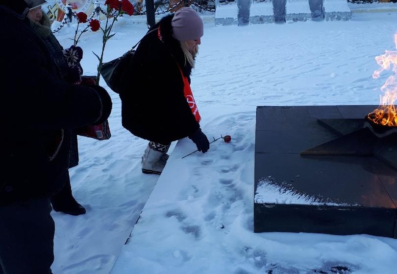 Ямало-Ненецкий автономный округ. В Салехарде прошел пикет в честь Дня Советской Армии и ВМФ