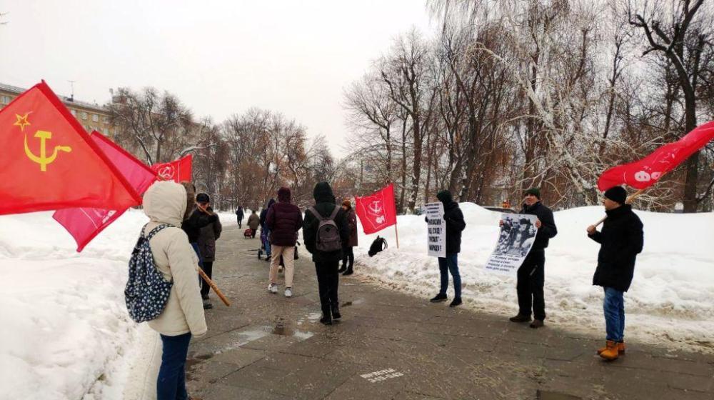Саратовские коммунисты проводят марафон пикетов в поддержку лидера КПРФ