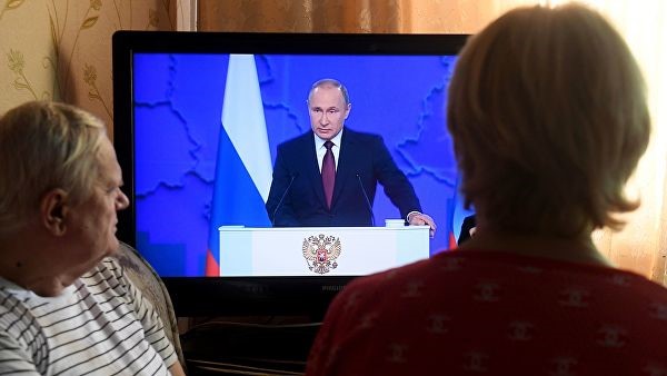 ​«Гостинно-дворовое» послание Путина: попытка выправить падающие рейтинги и угрозы заокеанскому соседу​