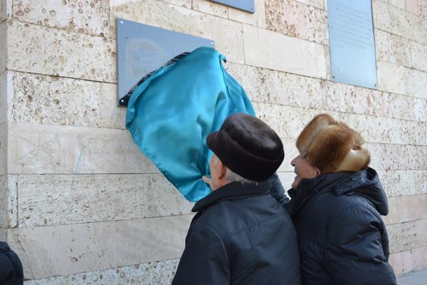 В столице Калмыкии Элисте состоялось торжественное открытие мемориальной доски в память о водружении победного Красного Знамени над Домом Советов