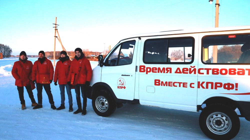 Омск. Обкомовский «Соболь» едет по сельским улицам 