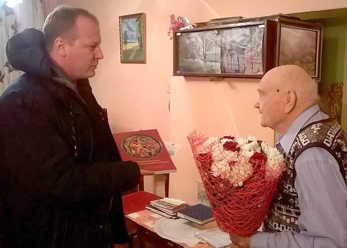 Первый секретарь Ивановского обкома КПРФ А.Д. Бойков поздравил ветерана-моряка