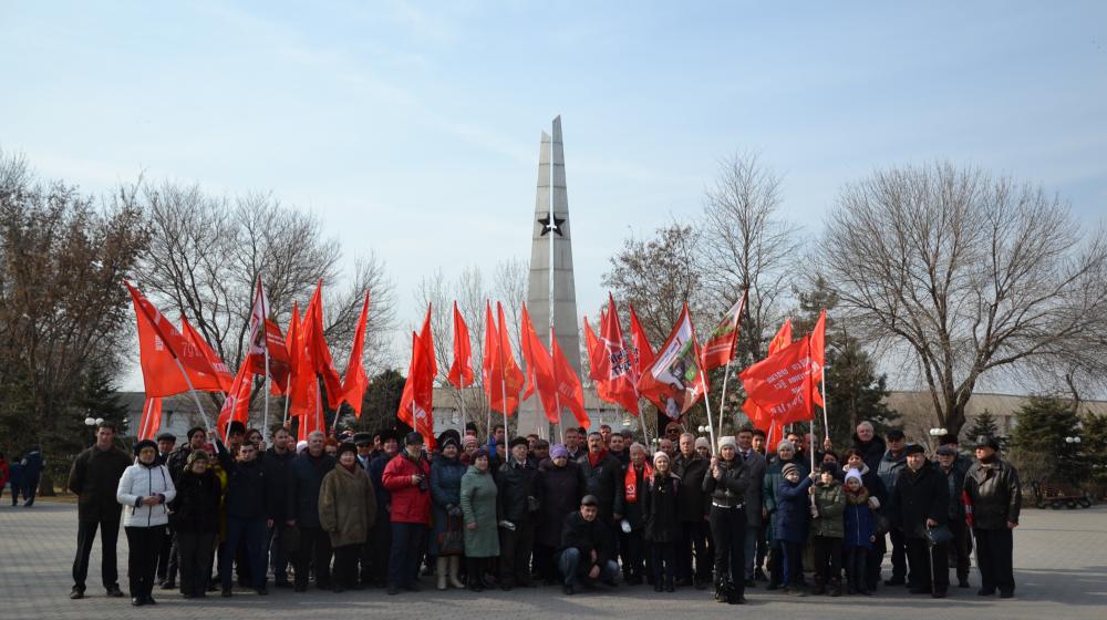 В Астрахани состоялся митинг в честь Дня Советской Армии и Военно-Морского Флота
