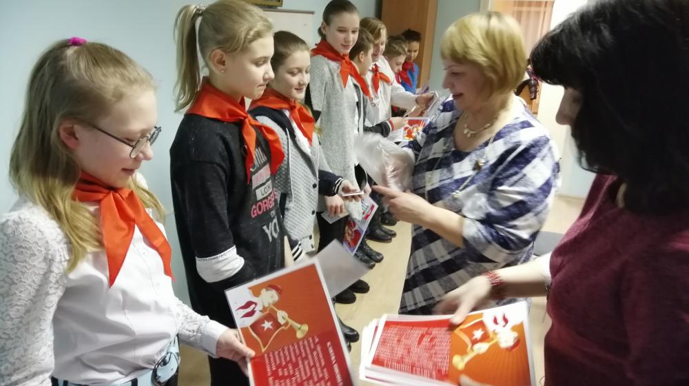 Коммунисты Волгореченска Костромской области приняли в пионеры группу школьников