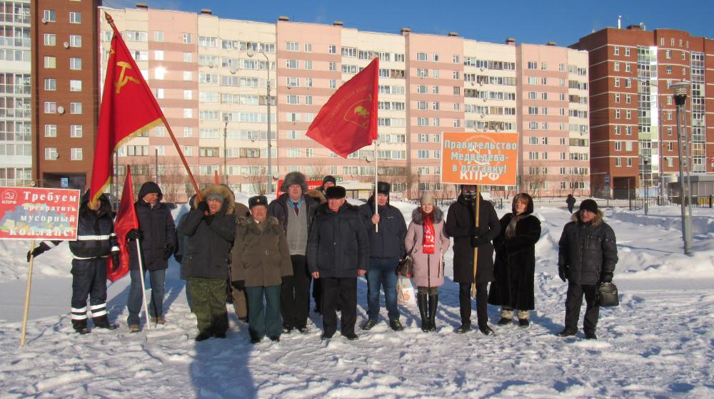 Ямало-Ненецкий автономный округ. В Новом Уренгое прошел митинг в честь Дня Советской Армии и ВМФ
