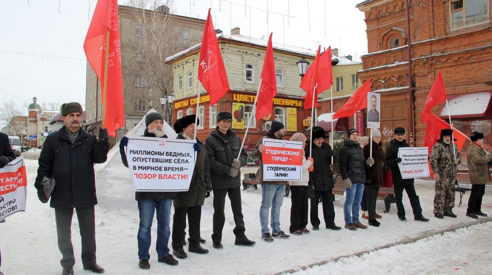 Томская область. Коммунисты отметили пикетами День Советской Армии и Военно-морского Флота