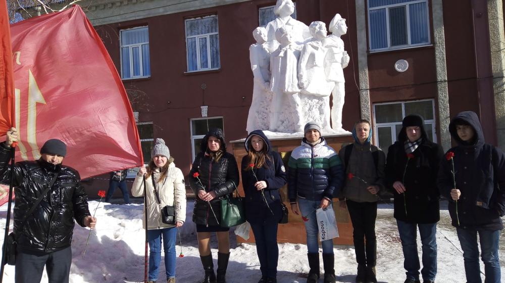 Комсомольцы Саратовской области почтили память Н.К. Крупской