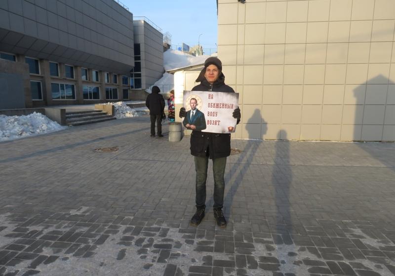 Новосибирские комсомольцы вышли на одиночные пикеты в поддержку Геннадия Зюганова