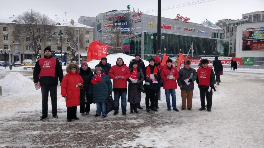 В Рязани прошли «красные пикеты» в честь Дня Советской Армии и Военно-Морского Флота