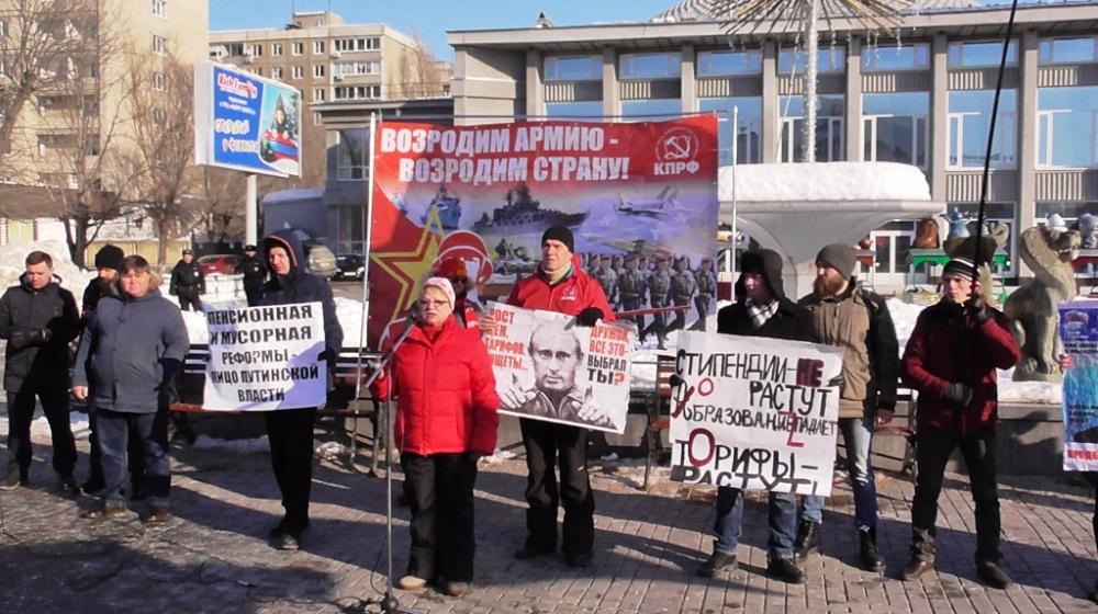 Саратовцы отметили День Советской Армии и Военно-Морского Флота 