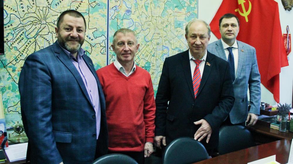 «Молчать не будем!» Челябинцы с помощью депутатов-коммунистов передали подписи за улучшение экологии в Администрацию Президента
