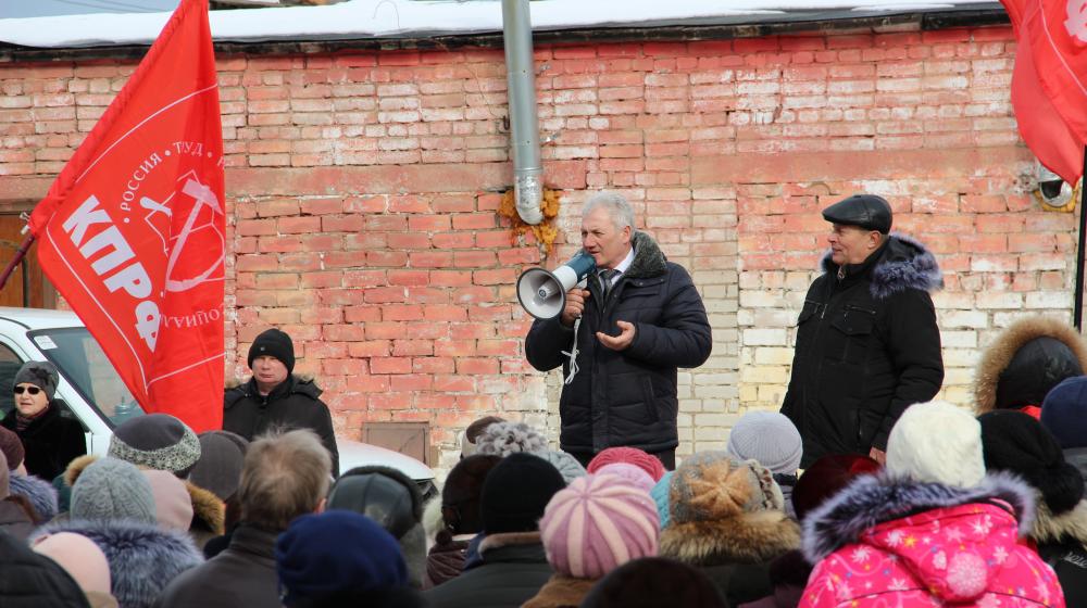Новгородская область. КПРФ провела митинг в Окуловке против оптимизации здравоохранения