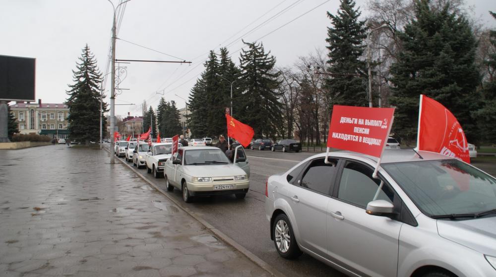 Путин, держи свои обещания! Автопробег как передвижной пикет в столице Карачаево-Черкесии вызвал интерес граждан многонациональной республики