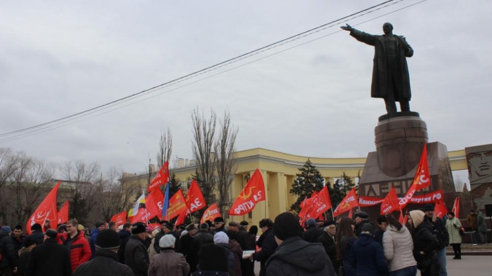 "Хватит грабить народ". Сталинградские коммунисты провели митинг на центральной площади города