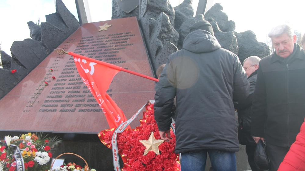 Псков. Коммунисты почтили память десантников 6-й роты