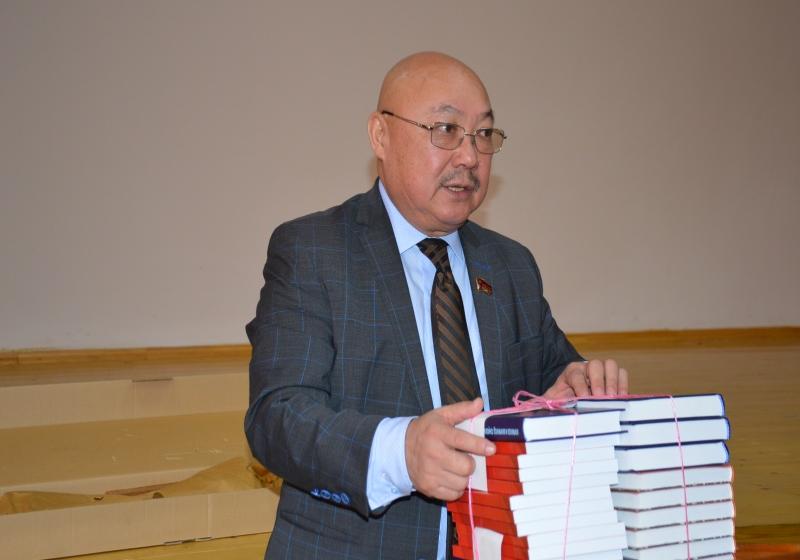 Коммунисты Калмыкии подарили книги сельской школе
