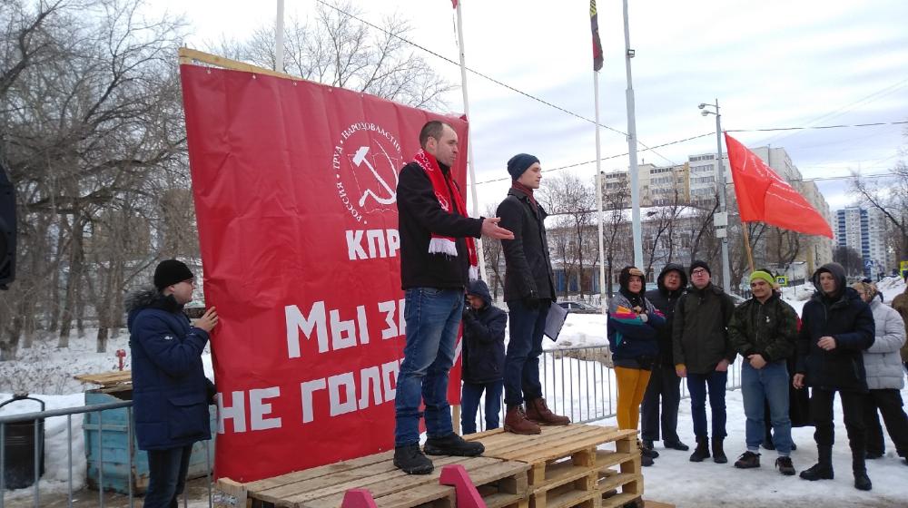 «Защитим интересы трудящихся!». В Мотовилихинском районе Пермского края КПРФ провела митинг
