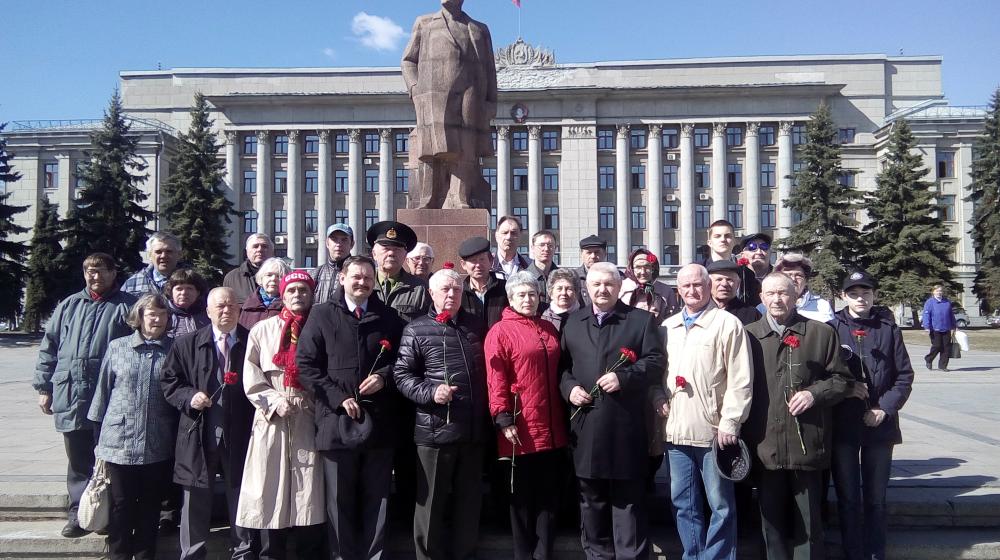 Кировские коммунисты возложили цветы к памятнику В.И. Ленина 