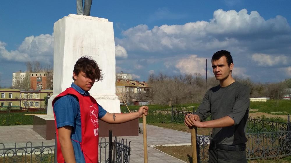 Астраханские коммунисты провели ленинский субботник