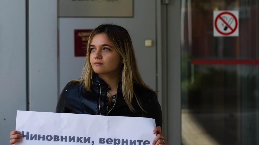 Волгоград. Комсомольцы проводят одиночные пикеты за возвращение уличных баннеров КПРФ