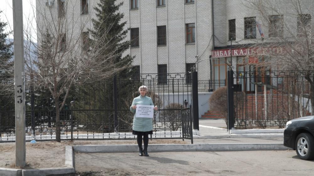 «Дерипаска, честь не получить в суде». В Чите коммунисты вышли на пикеты