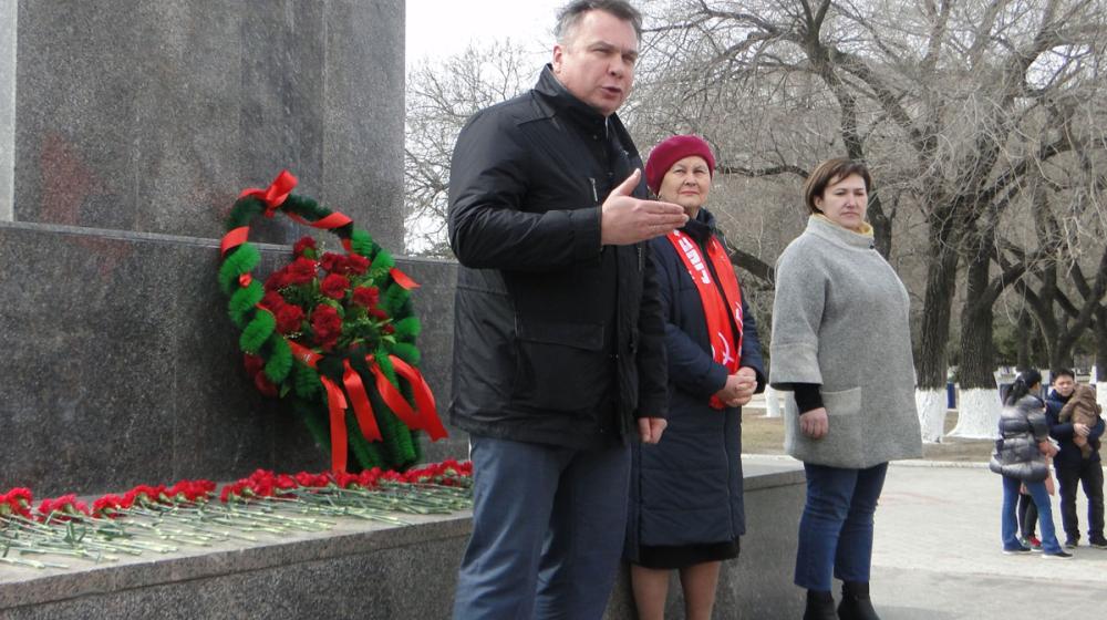 В день рождения Ленина в Благовещенске коммунисты возложили  цветы к памятникам В.И. Ленина