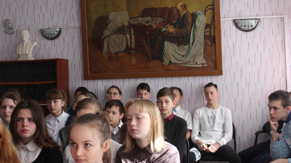 Тульская область. Ефремовские коммунисты рассказали школьникам о Ленине