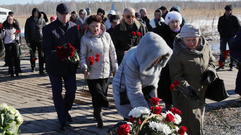 Депутат-коммунист Тамара Казанцева возложила цветы к памятнику погибшим в авиакатастрофе  в окрестностях города Тюмени​