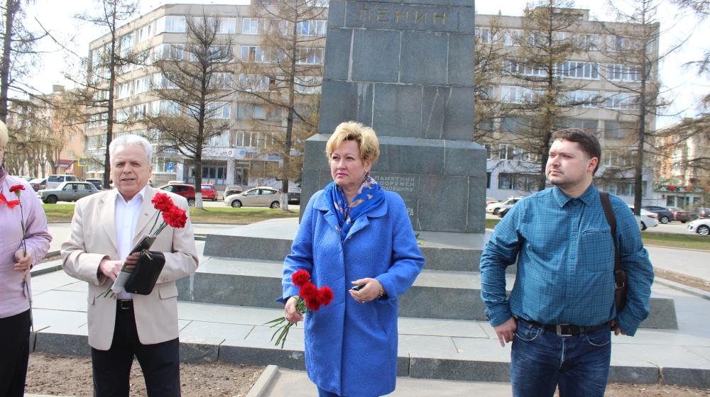 Во Владимире состоялось традиционное возложение цветов к памятникам В.И. Ленина