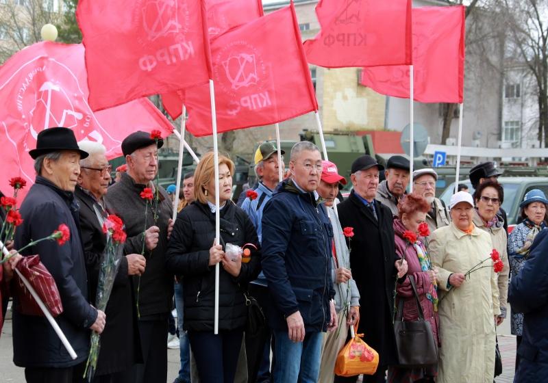 Коммунисты Калмыкии возложили цветы к памятникам Ленину