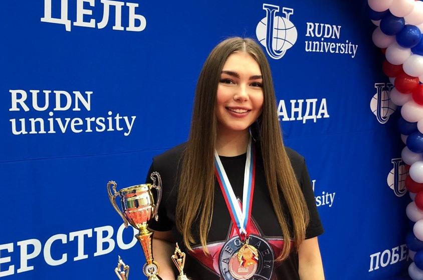 Марьяна Наумова, спортсменка Спортивного клуба КПРФ – чемпионка России по пауэрлифтингу среди студентов