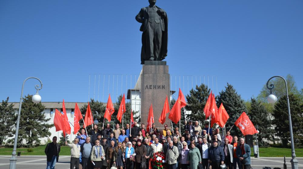 Астраханские коммунисты почтили память вождя мирового пролетариата