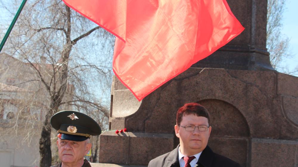 В Самаре коммунисты возложили цветы к памятнику В.И. Ленину