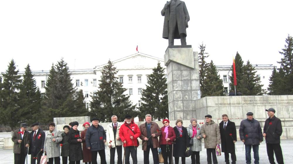 В Курганской области прошло возложение цветов  вождю мирового пролетариата