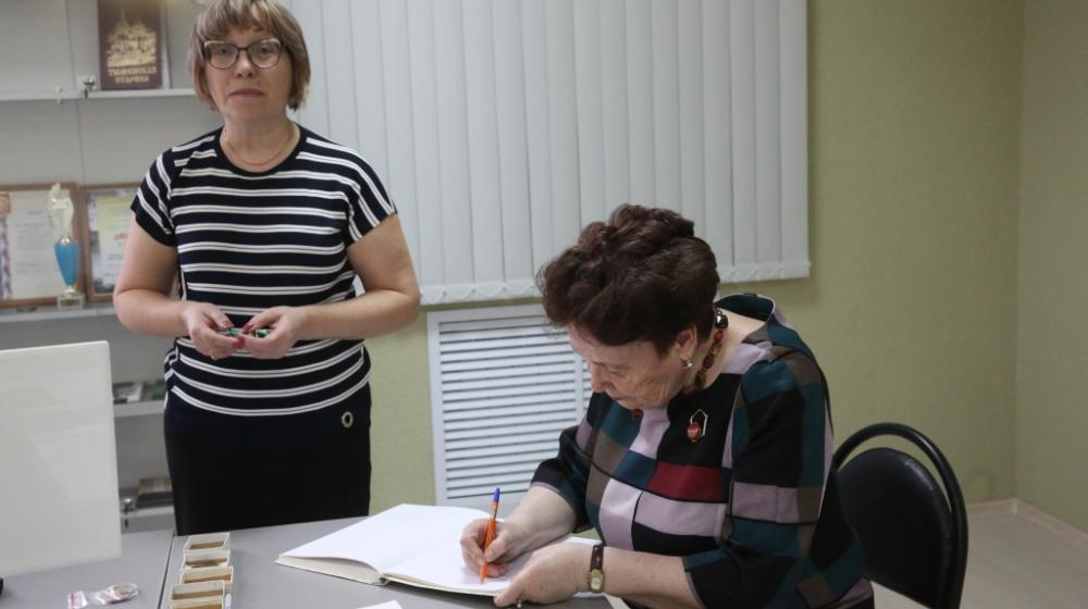Депутат-коммунист Тюменской областной Думы Т.Н. Казанцева провела парламентский урок в МАОУ №14 города Тобольска