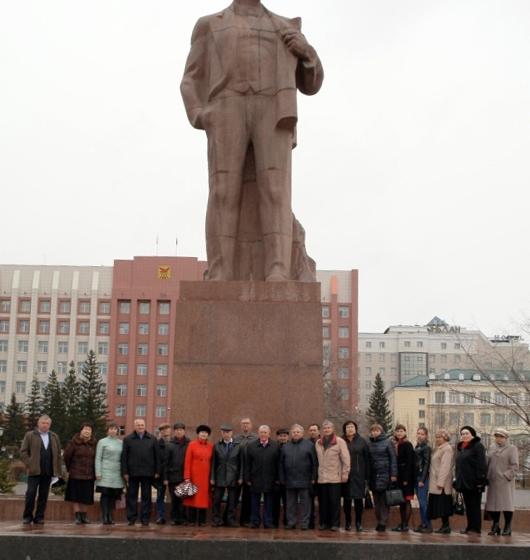 В День рождения В.И. Ленина коммунисты Забайкалья возложили красные гвоздики