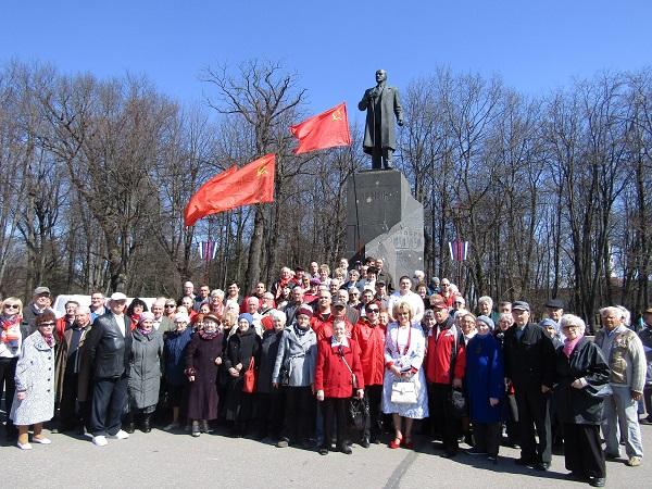 В Великом Новгороде годовщину Дня рождения В.И.Ленина отметили возложением цветов