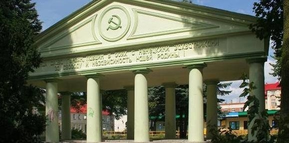 Потомки красноармейцев, чью братскую могилу разрушили в Польше, готовят иск