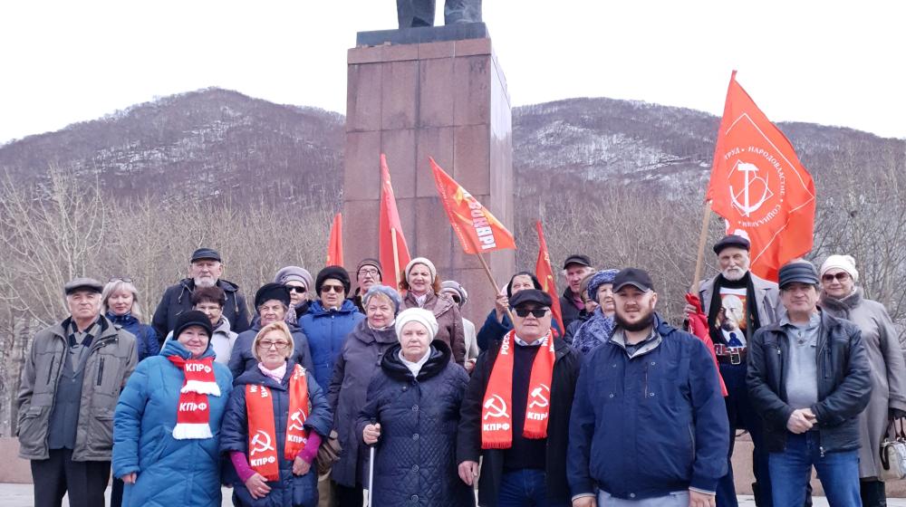 Камчатские коммунисты возложили цветы к памятнику Ленину