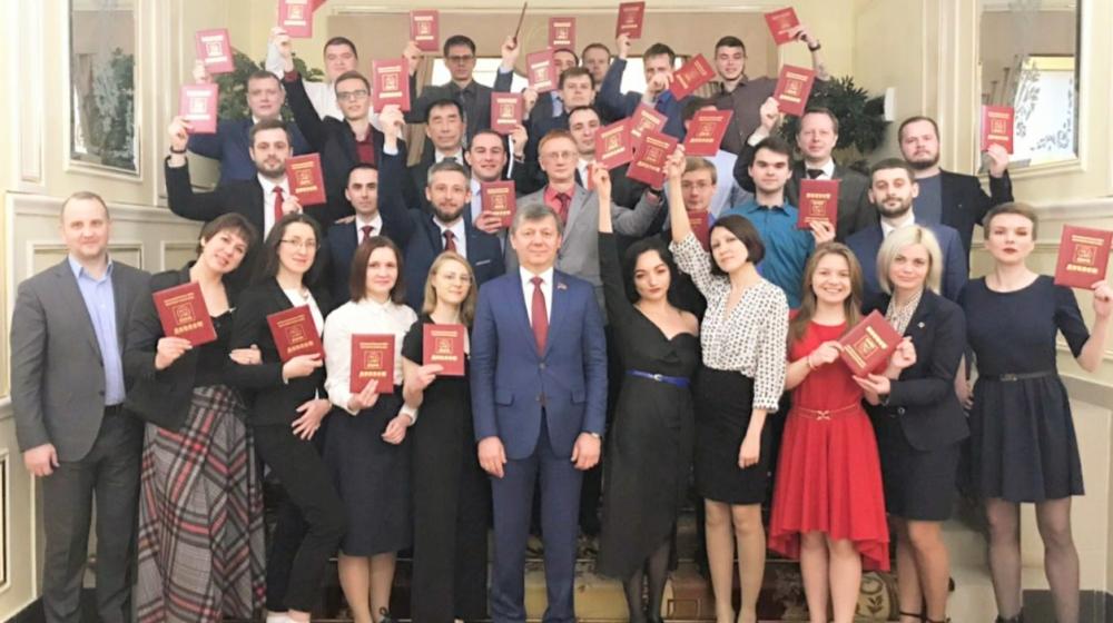 Д.Г. Новиков вручил дипломы выпускникам учебного Центра ЦК КПРФ, работающим в социальных сетях
