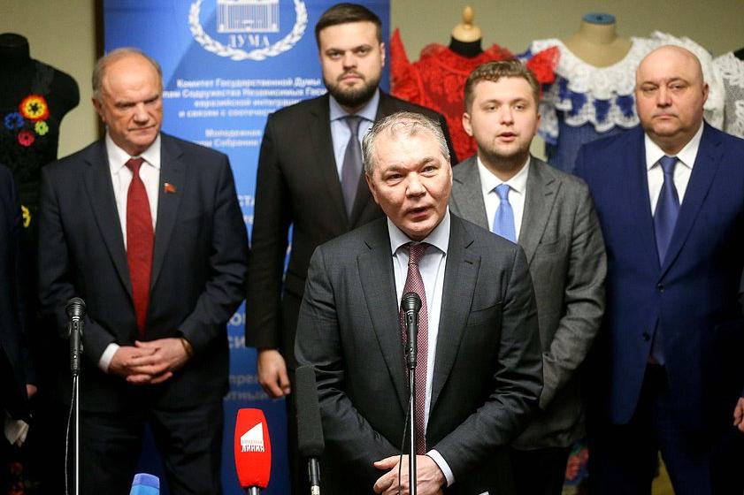 Леонид Калашнинков открыл в Государственной Думе выставку «Молодежь Союзного государства: великолепие творческого наследия Беларуси и России»